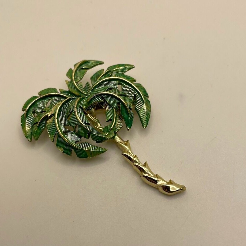 Cutesy palm tree brooch